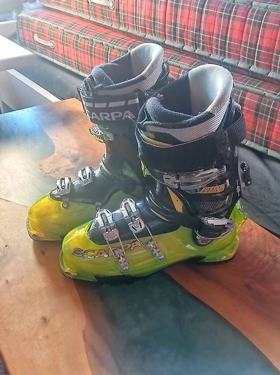 Scarpe da uomo: Scrapa pegasus scarponi da pelli – Usato da Davesco-Soragno venduto da Davidefabello