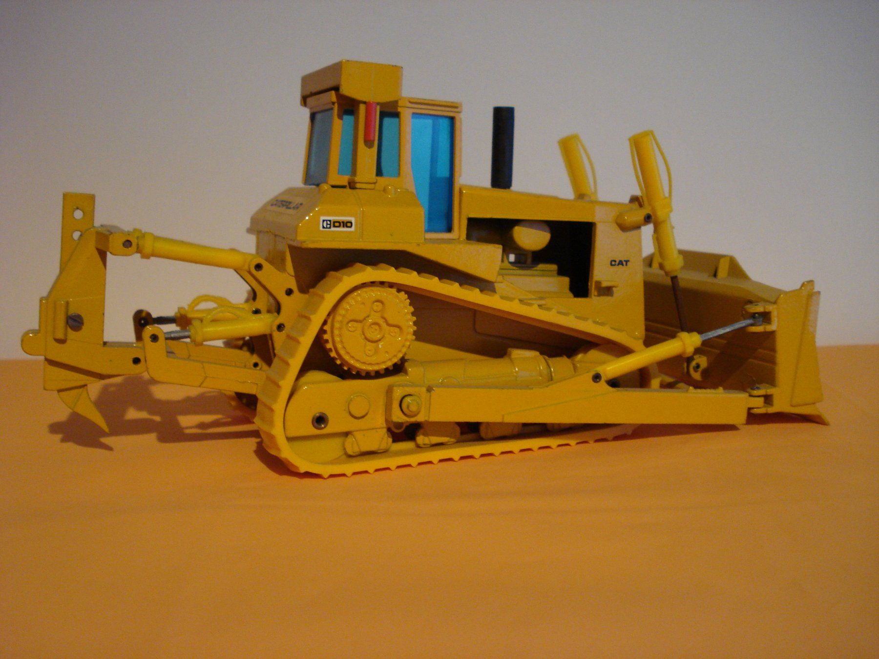 Conrad Modellbausätze & Standmodelle: CAT D 10 Kettendozer – Gebraucht aus Mitlödi von worker04 1