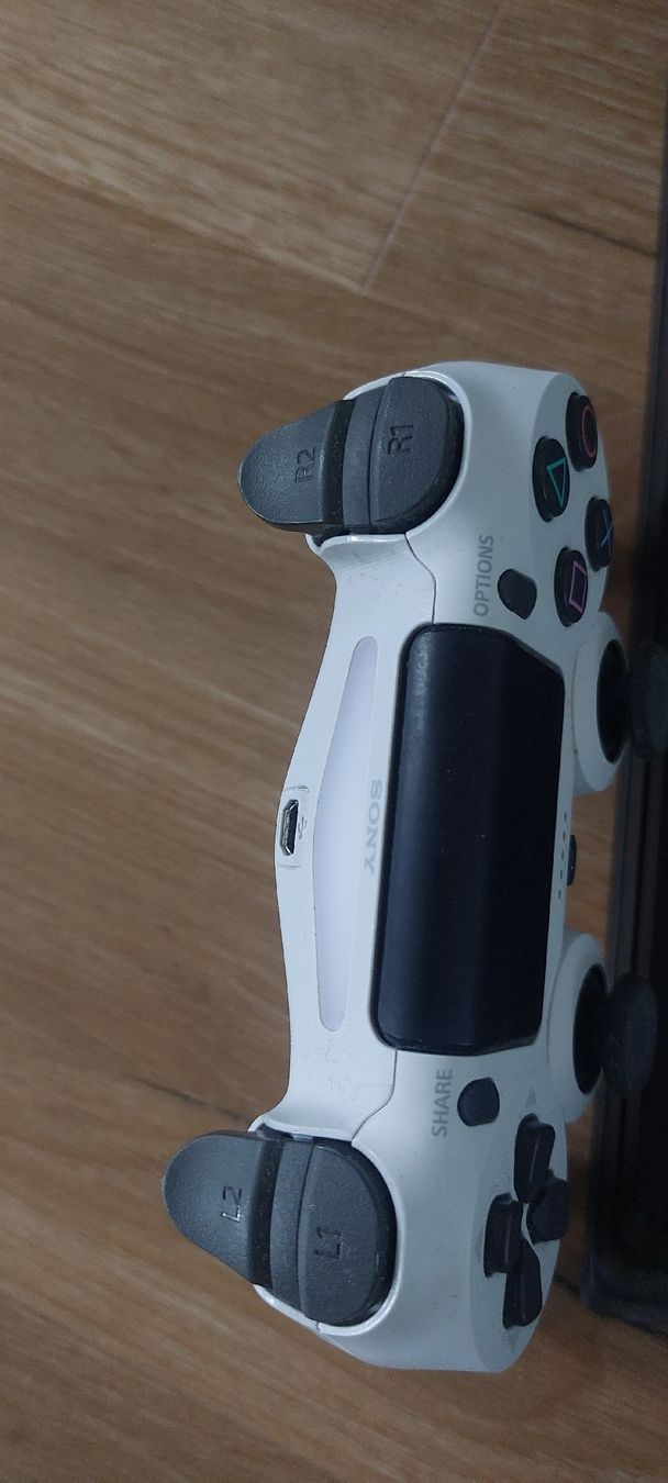 Controller: PS4 Controller Weiss, top Zustand. – Usato da Grosshöchstetten venduto da ali_5x2c 1