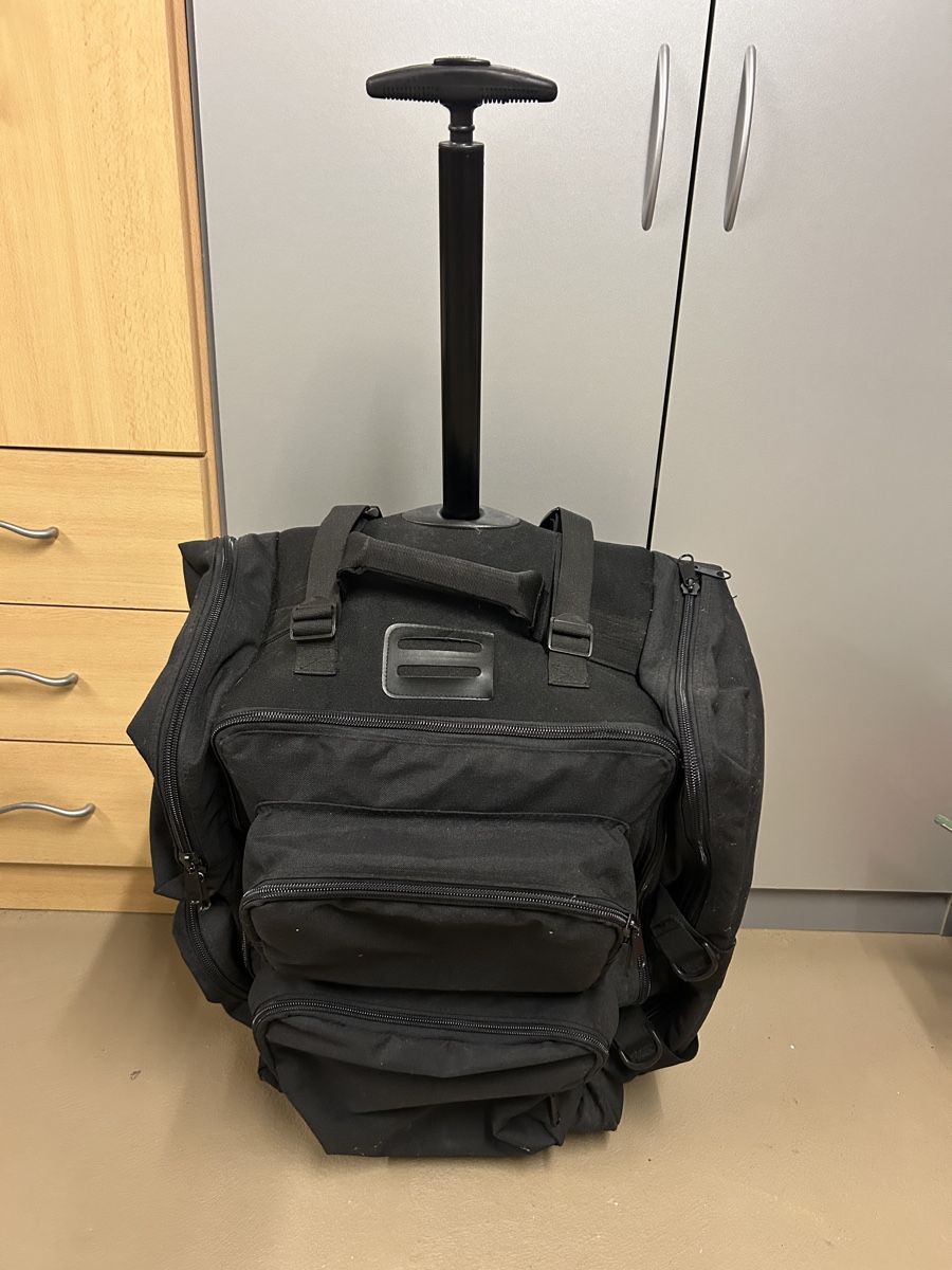 Valises de voyage: Rollkoffer, Reisekoffer mit Rollen – D'occasion à Romanshorn par Engel22