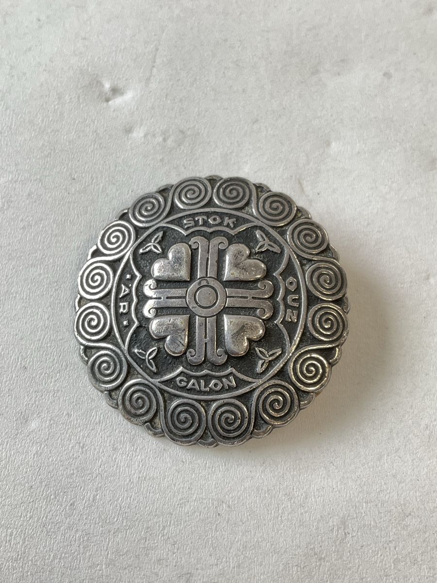 Broschen & Nadeln: Ancienne broche, argenté P.Peron Kelt – Gebraucht aus Malleray von Robot12 5