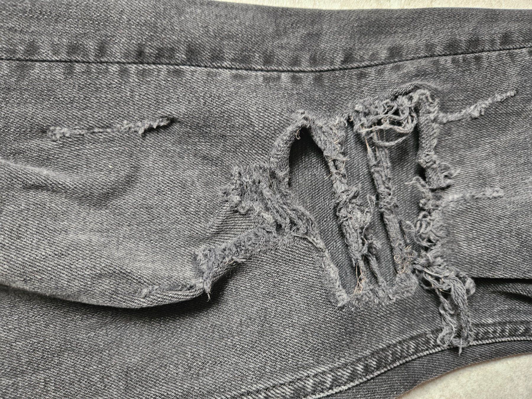 Zara Jeans: Zara Jeans Destroyed Look Gr. 40 Schwarz – Usato da Unterkulm venduto da Sani78