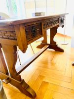 Holzschreibtisch mit Schnitzereien