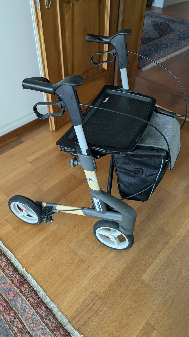 Aides à la marche: Rollator – D'occasion à Schwyz par baze