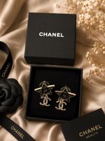 CHANEL BEAUTÉ Stern Ohrringe Schwarz/Gold CC – Inkl. Box