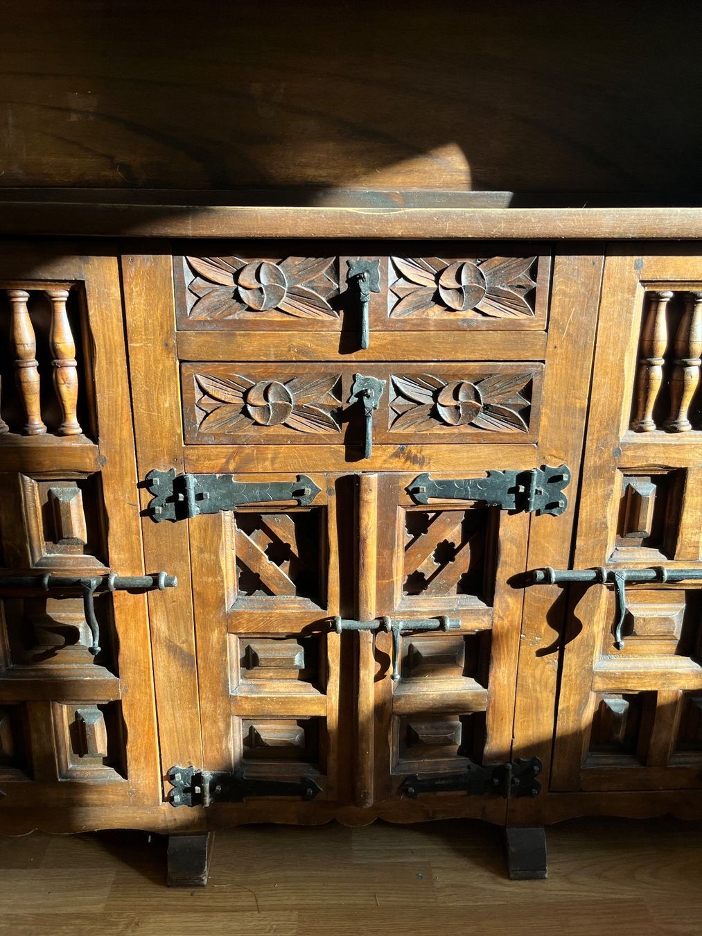 Credenze: Antikes Massivholz-Buffet im rustikalen Stil – Usato da Domat/Ems venduto da lar_c7hl 1