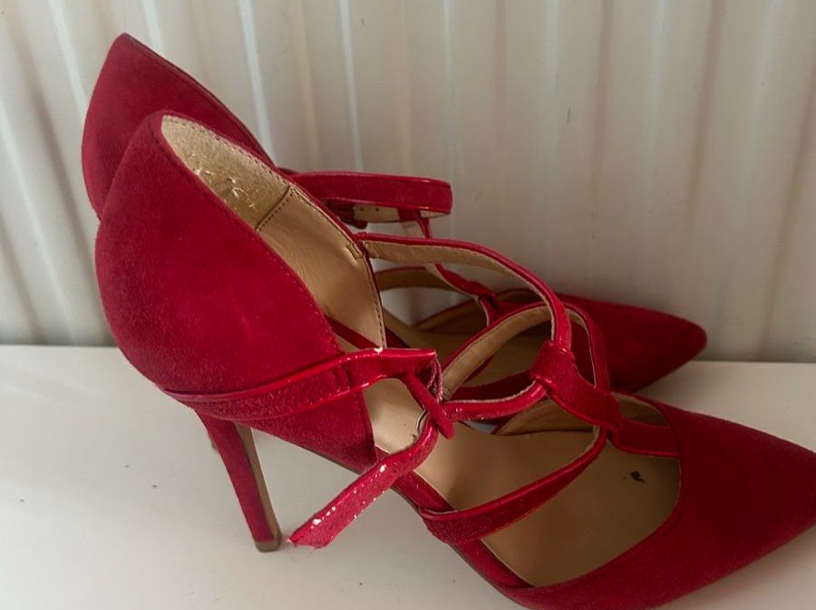Damenschuhe: Elegant Red Charles & Keith High Heels, Size 39 – Gebraucht aus Marin-Epagnier von Kty_1907 3