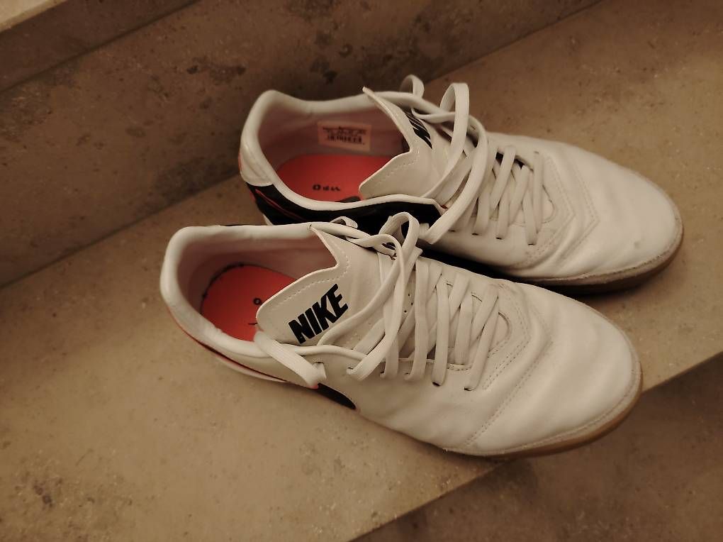Herrenschuhe: Nike Hallenschuhe Gr 42  – Gebraucht aus Wilen b. Wollerau von Karin1985 2