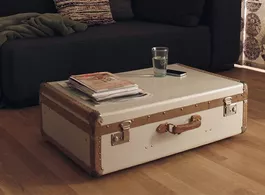 Koffer-Couchtisch auf Rollen