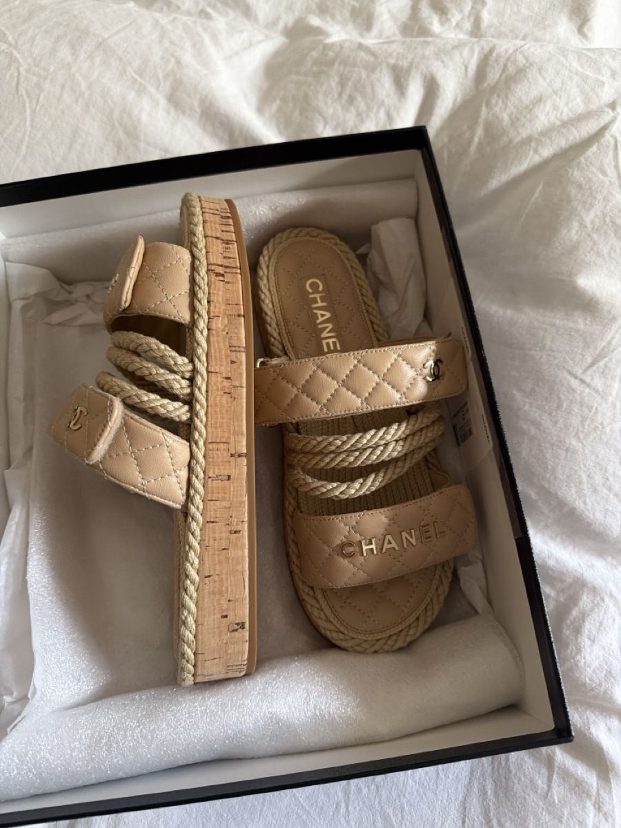 Chanel Scarpe da donna: Chanel Sandals beige raffia 37 – Nuovo e nell'imballaggio originale da Basel venduto da hea_slg8 1
