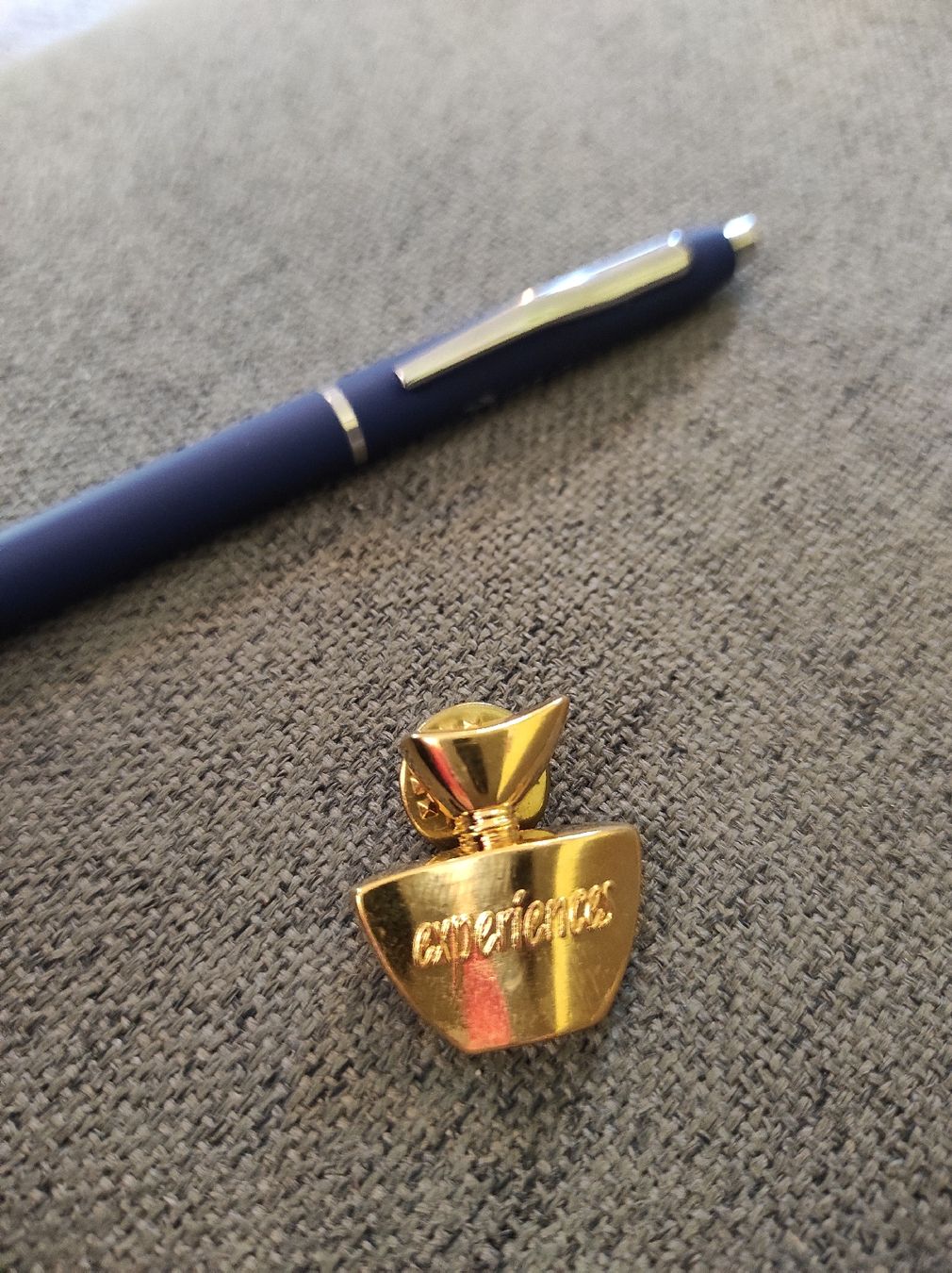 Placchette & Badge: Pin Priscilla Presley Experiences – Nuovo (secondo la descrizione) da Glattfelden venduto da SilverSnow
