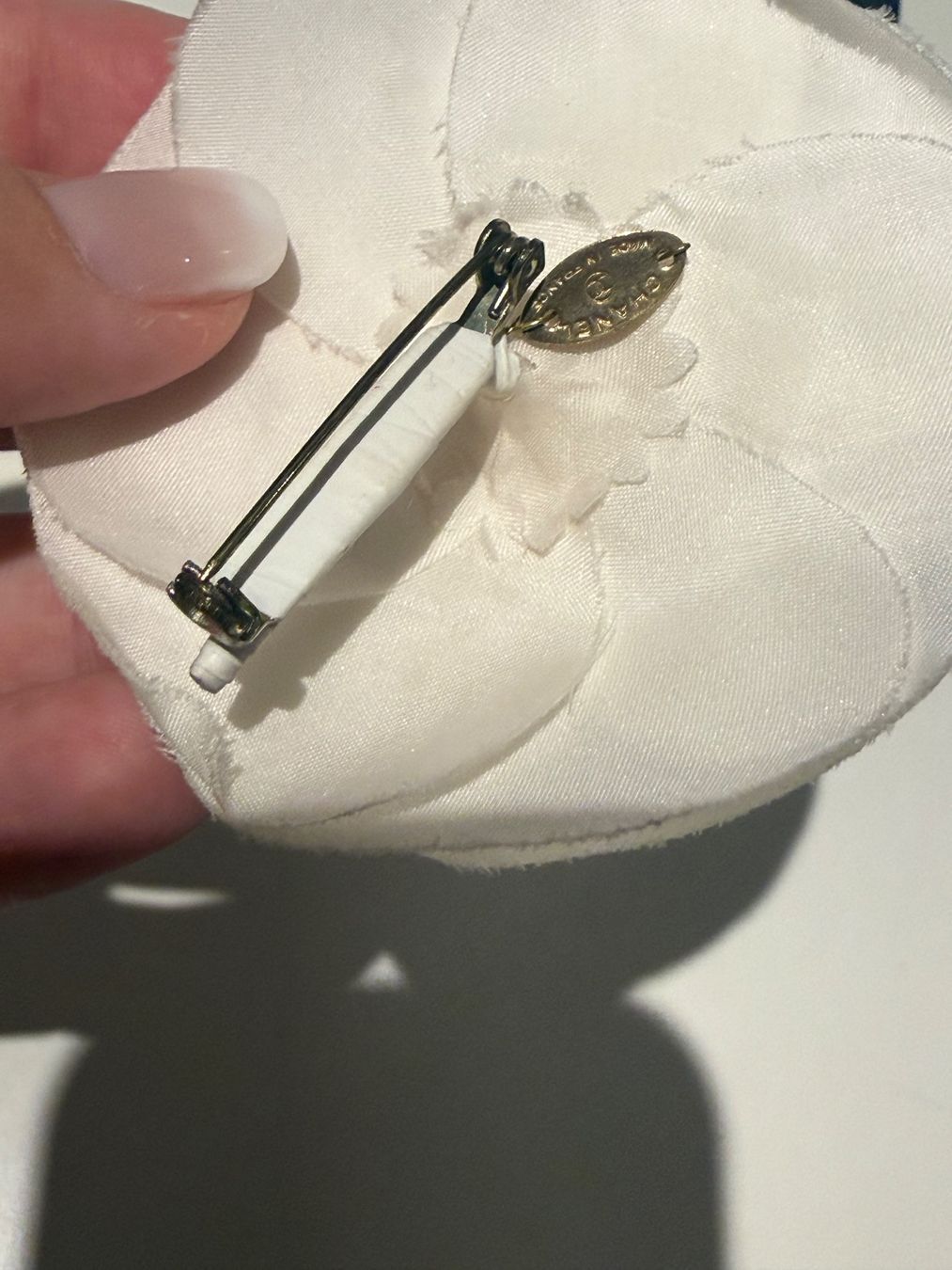 Chanel Broschen & Nadeln: Orig. Chanel Camelie Kamelie Seide mit Brosche mit Box – Gebraucht aus Wallisellen von Aboutfashion 1