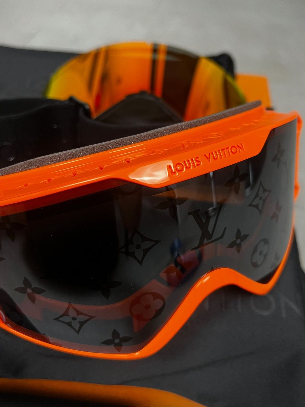 Louis Vuitton Occhiali & Lenti: Louis Vuitton Ski Mask – Nuovo (secondo la descrizione) da Biel/Bienne venduto da sami0788480082 1