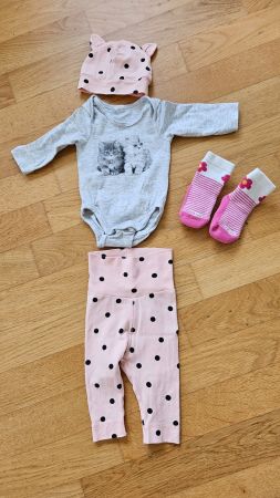 Set Hose, Body, Mütze und Socken
