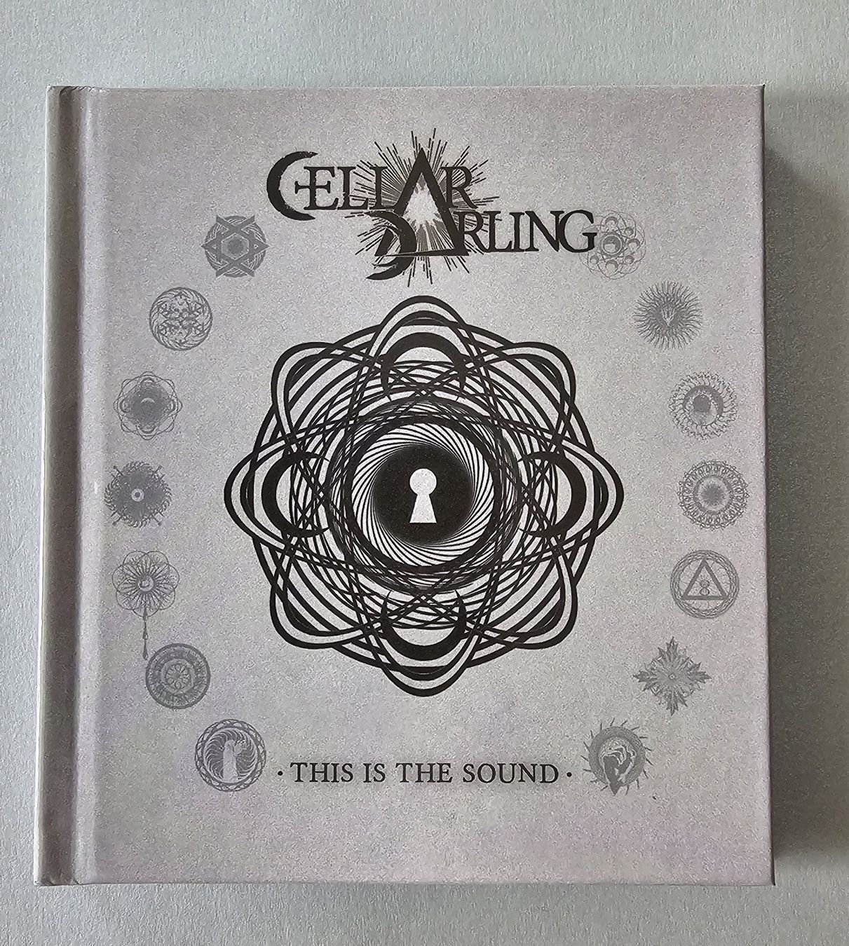 CD: Cellar Darling - This Is The Sound - MediaBook – Nuovo (secondo la descrizione) da Lenzburg venduto da Pa_hcs