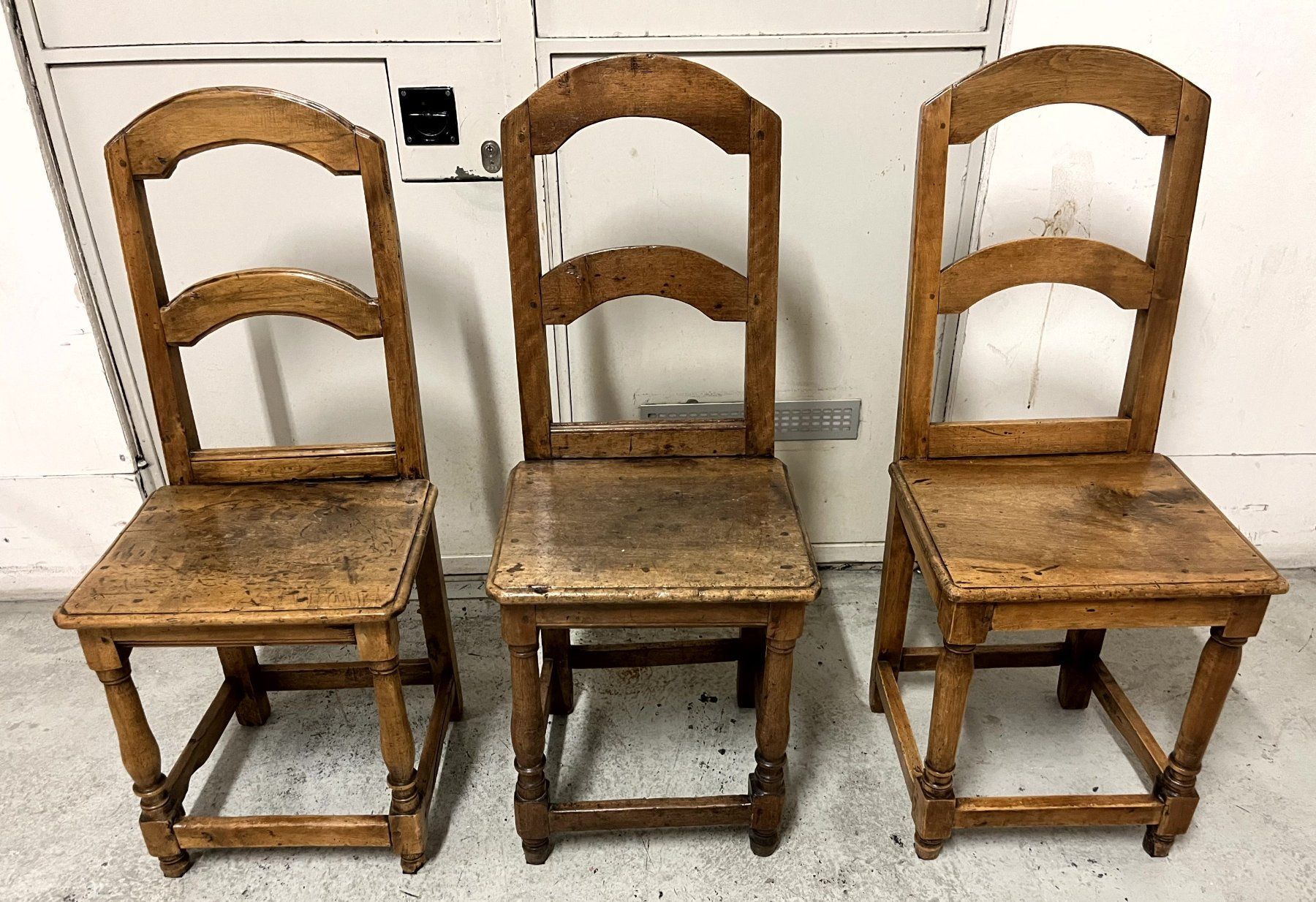 Sedie: 3 Walliser Chaletstühle mit Originalpatina – Usato da Seftigen venduto da tom713 1