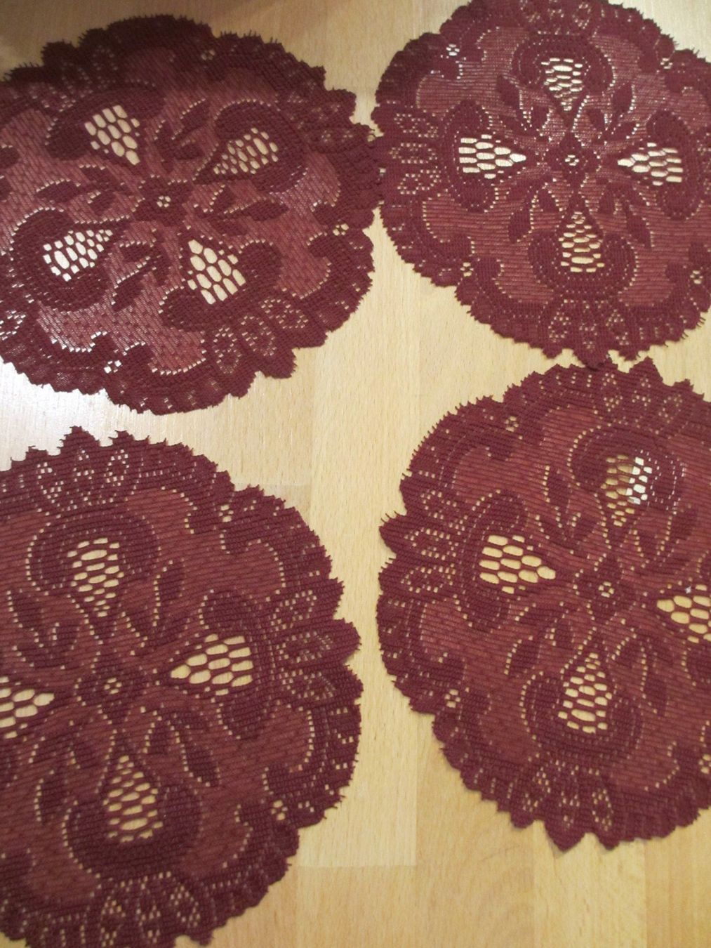 Altra biancheria da tavola: 4er Set edle bordeaux-farbene Deckchen, neu! – Nuovo e nell'imballaggio originale da Herisau venduto da fan_h9qj