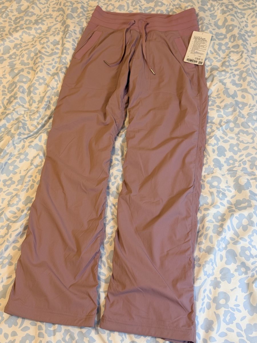 Lululemon Pantalons: NEW lululemon Dance Studio Mid-Rise Lined Pant Regular 6 – Neuf (Voir description) à Regensdorf par Let-me-win-please