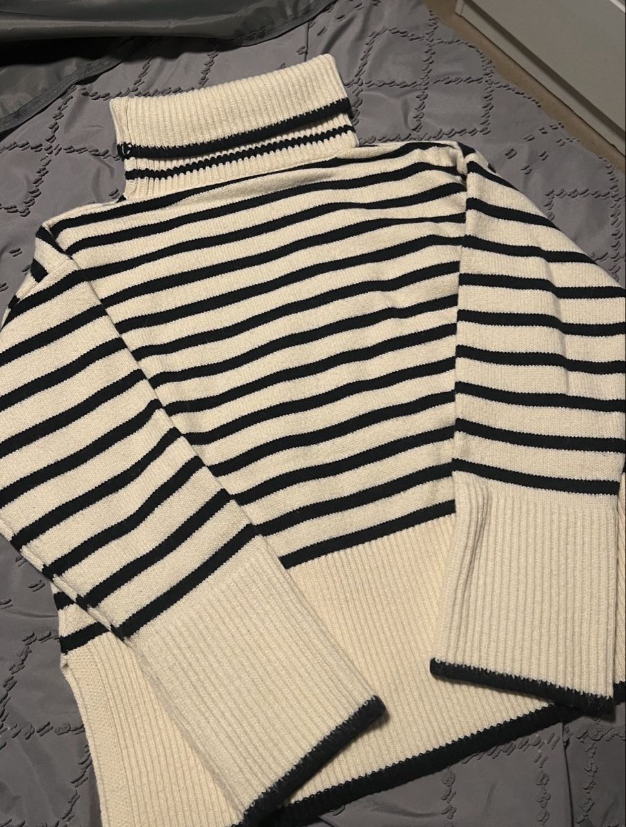Pullover & Sweatshirts: Damen Rollkragenpullover gestreift weiss schwarz  – Gebraucht aus Gossau SG von eor_9jvs