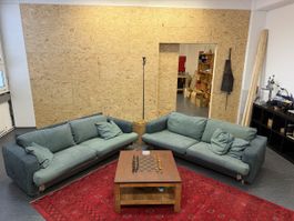 Zwei Sofas grün gebraucht