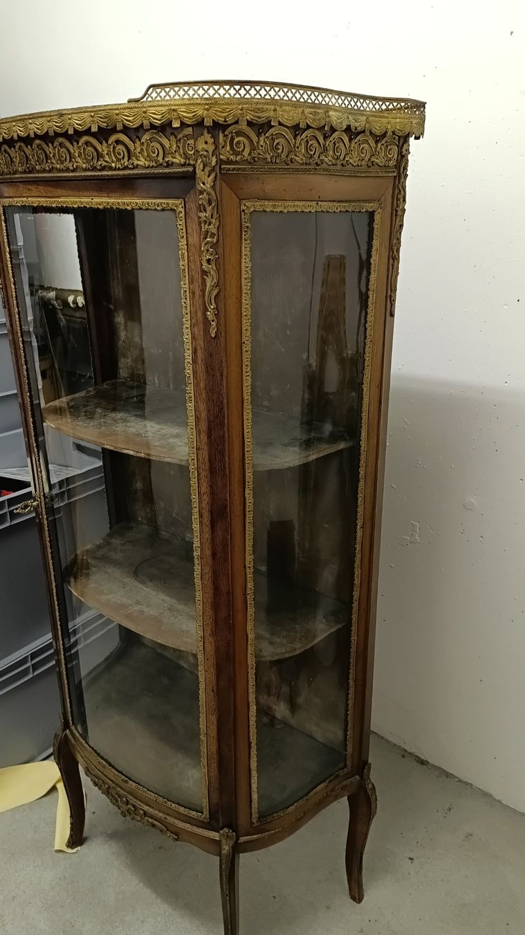 Vetrine: Vitrine galbée Napoléon III – Usato da Poliez-Pittet venduto da DakotaAntiques 2