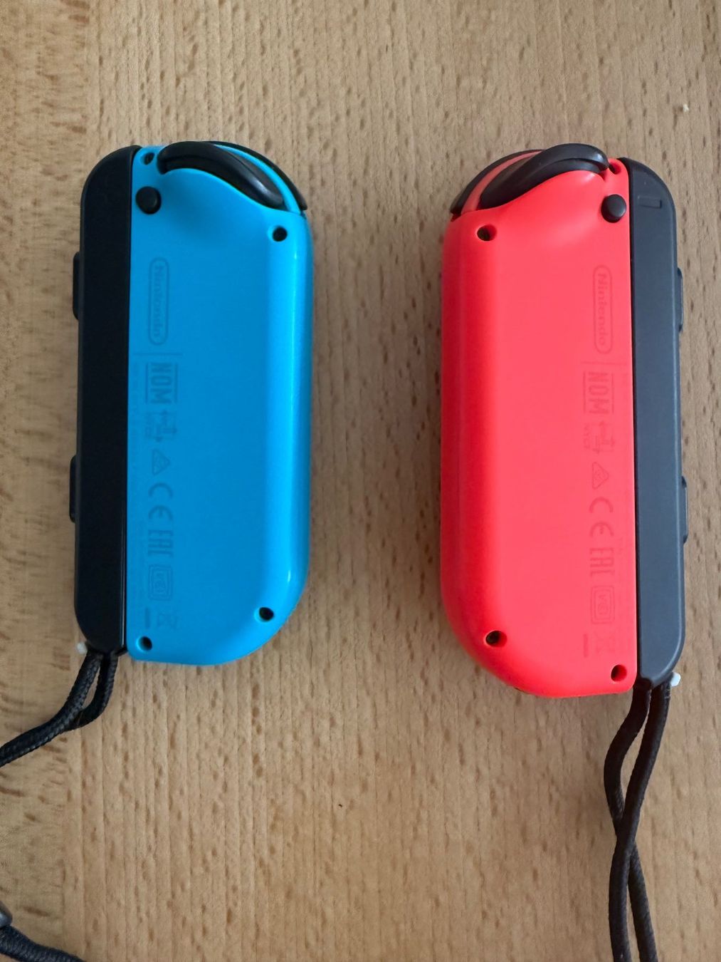 Nintendo Consoles: Nintendo Switch Joy-Con Controller Paar Rot Blau plus Grip – D'occasion à Spreitenbach par Jesset 2