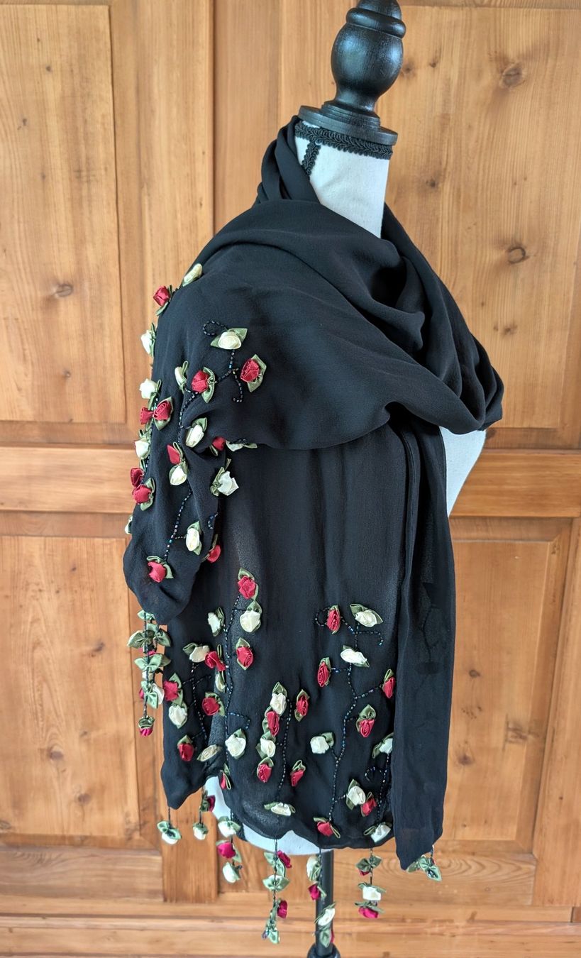 Foulards, Tücher & Schals: Eleganter schwarzer Seidenschal mit Rosen – Gebraucht aus Ettingen von Chrisdots