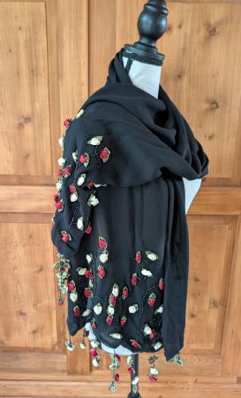 Eleganter schwarzer Seidenschal mit Rosen