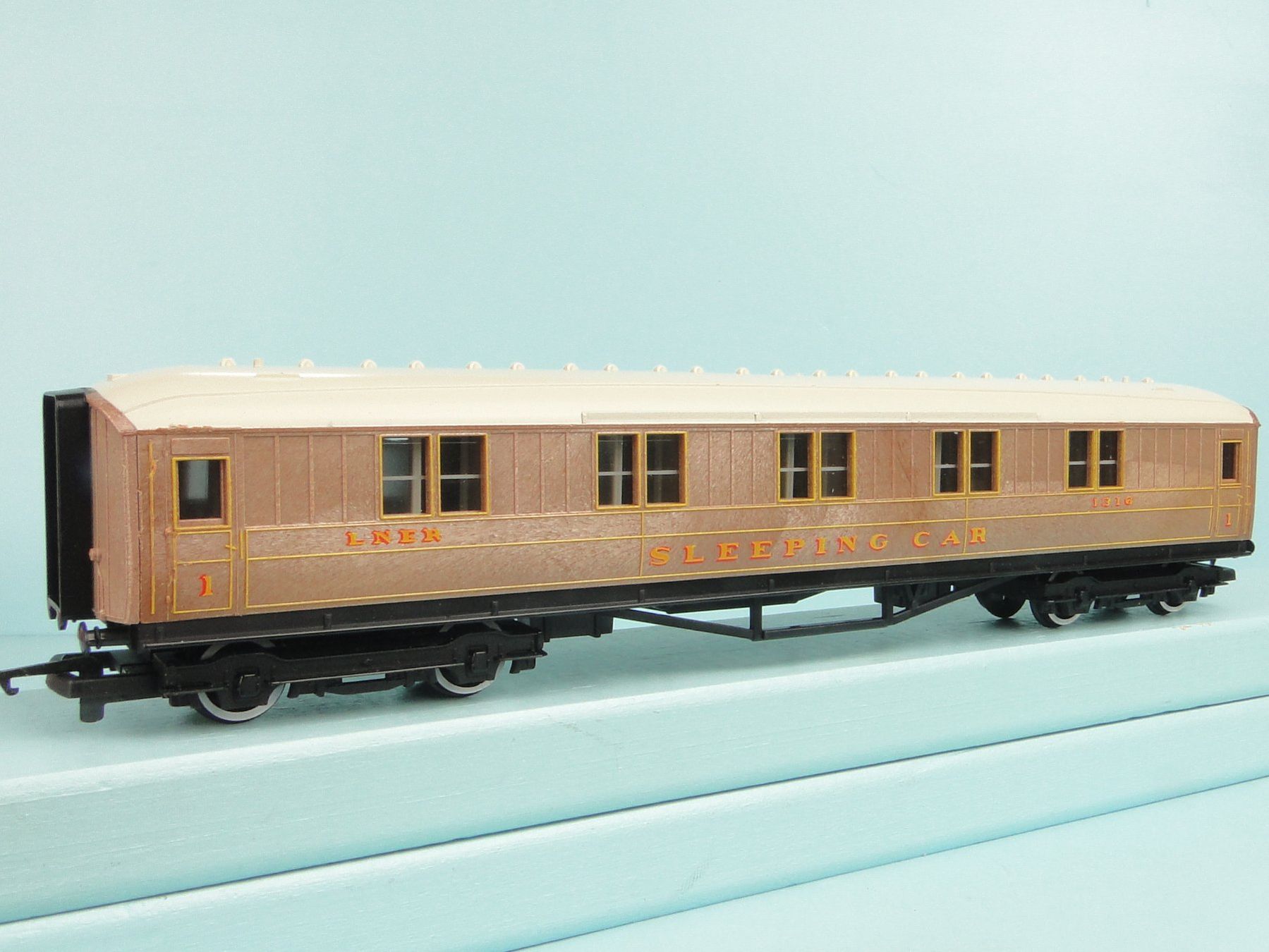 Hornby Modelleisenbahnen: Hornby R 479 LNER Sleeping Car – Gebraucht aus Bülach von cann11 4