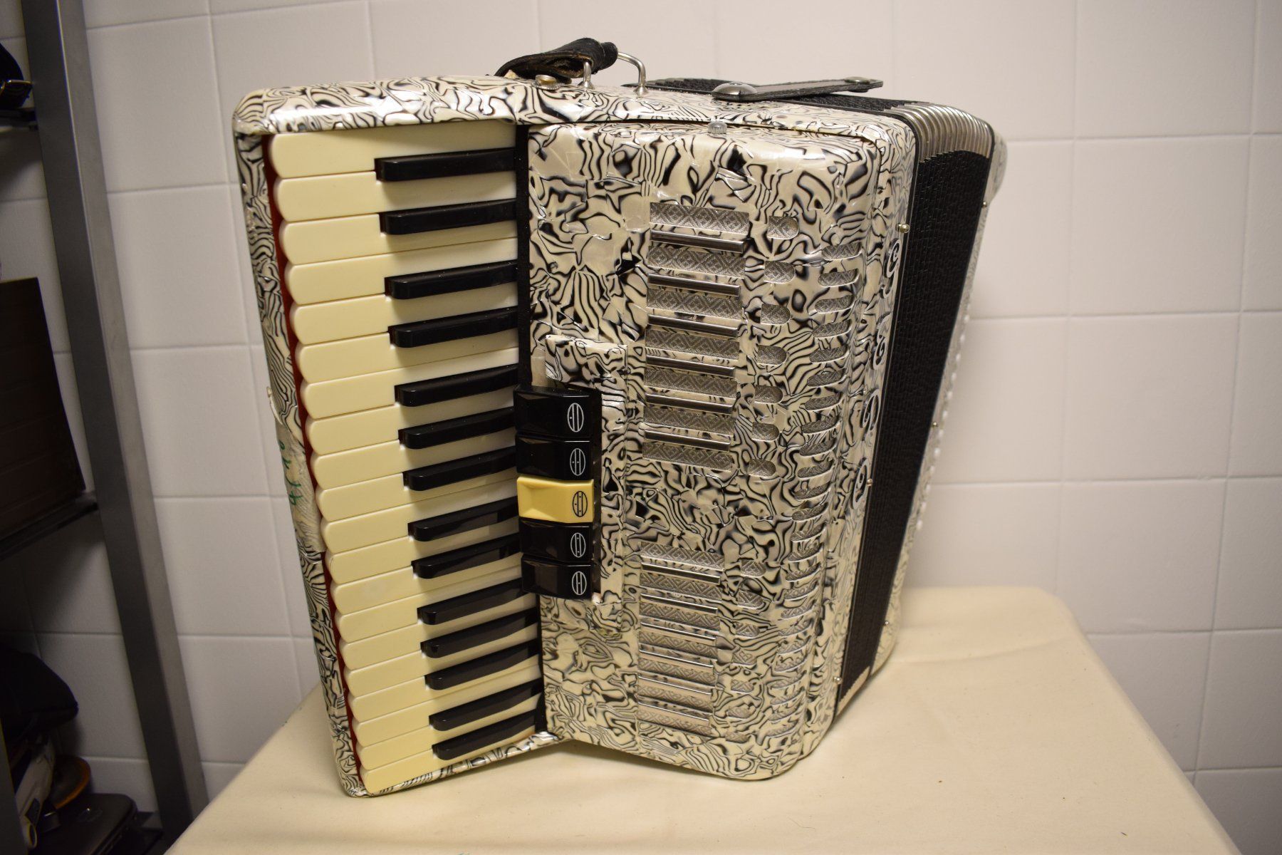 Musikinstrumente: Tastenakkordeon 3 Chörig – Gebraucht aus Zürich von Brockito 5