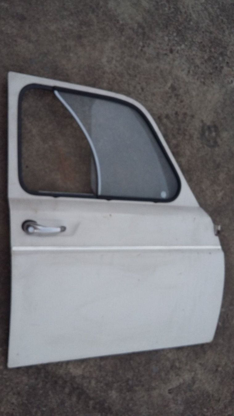 Renault Tutti pezzi di ricambio auto: Oldtimer Renault 4 Türe VR Vorne Rechts – Usato da DULLIKEN venduto da Lerchclassicdulliken
