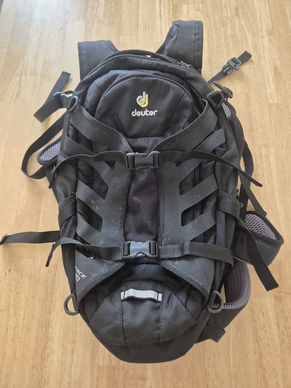 Deuter Rucksäcke: Deuter Attack 20 Rucksack Protektor gut erhalten – Gebraucht aus Zürich von Inanina