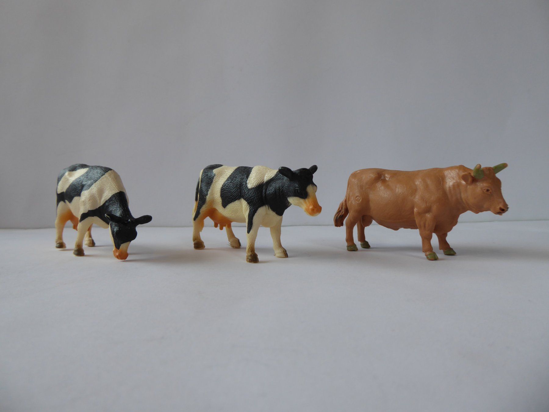 Statuette: 2 Freiberger Kühe,  1 Stier hellbraun – Usato da Turbenthal venduto da Panau 3