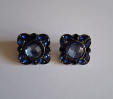 Ohrstecker mit facettierter, blauer Einlage