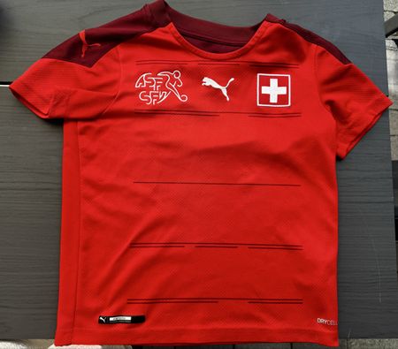 T-Shirt Suisse Puma enfant taille 7-8 ans rouge