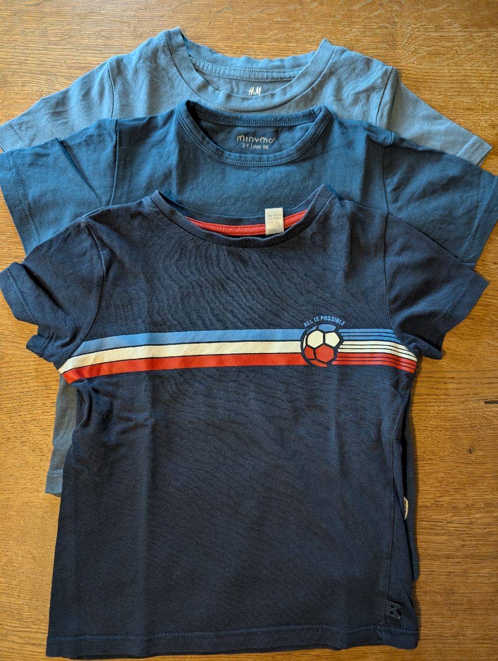 H&M Chemises, T-shirts & Polos: 3 T-Shirts blau mit Fussball – D'occasion à Bern par Zorro333 1