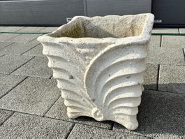 Blumentopf Stein weiss mit Verzierungen