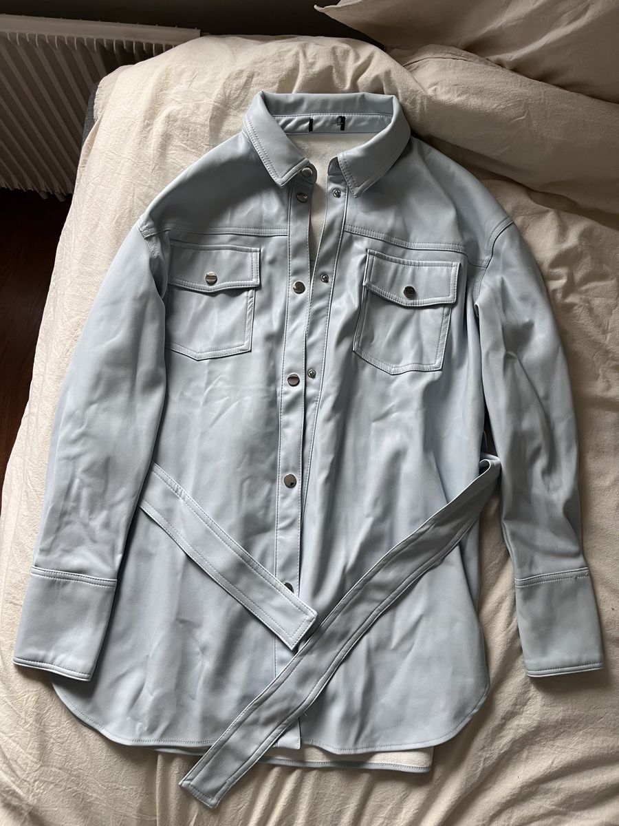 Giacche: Trendige, hellblaue Kunstleder Bluse mit Gürtel – Nuovo (secondo la descrizione) da Romanshorn venduto da Luette19