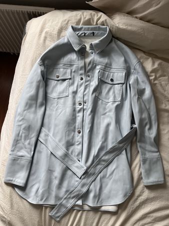 Trendige, hellblaue Kunstleder Bluse mit Gürtel