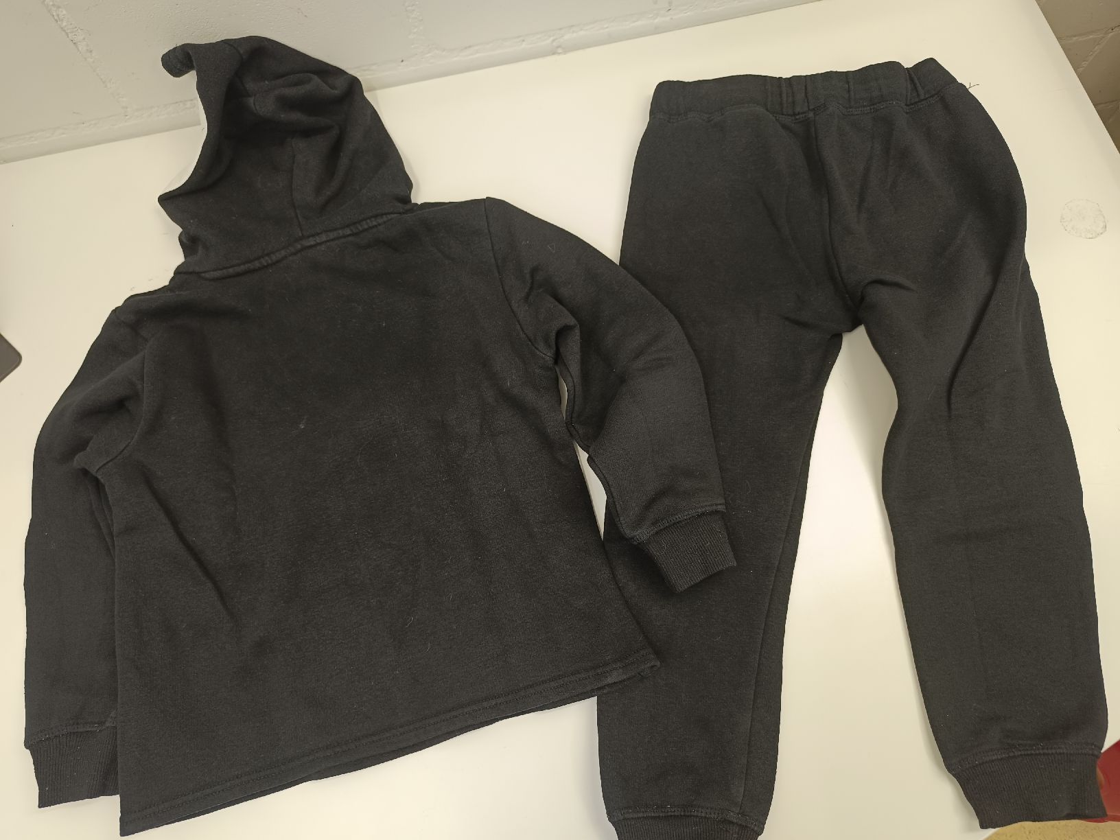 H&M Lotti & Set di vestiti: Trainer mit Skelettdruck Gr. 110/116 – Usato da Ehrendingen venduto da Cheronimo2 1