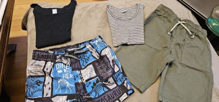 Sommer Set, Bade/+ andere Shorts und 2  Tops Grösse 122/128
