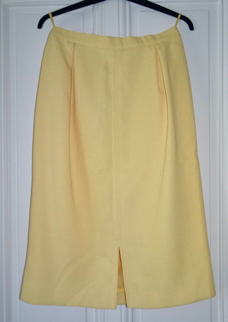 Completi & Tailleur: Ensemble tailleur jaune pâle chic Weinberg – Usato da Châtelaine venduto da Gio54321 3