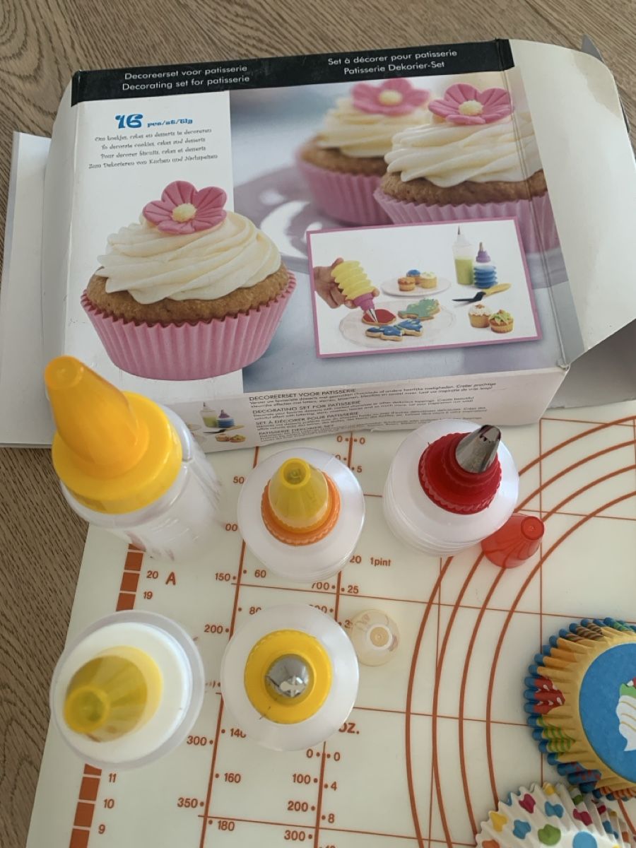 Bastelsets: Decorating Set Cupcake Cookie Cutter Numbers Stamps Molds  – Gebraucht aus Immensee von vgitter 1