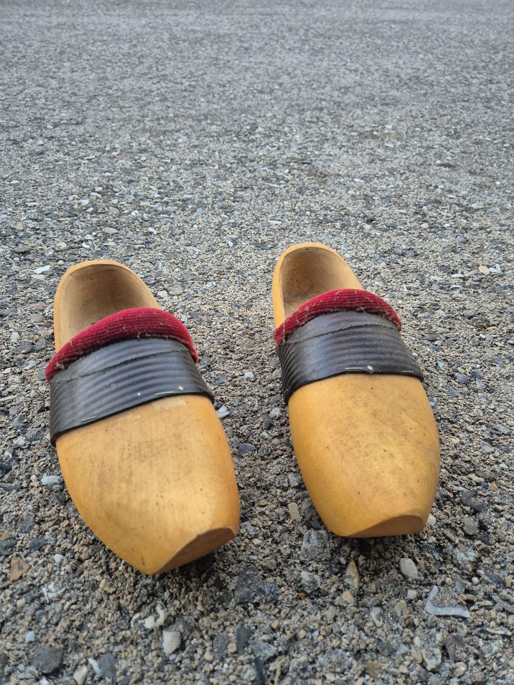 Scarpe da uomo: Paire de sabots artisanaux suisses en bois – Usato da Glovelier venduto da Shedowan