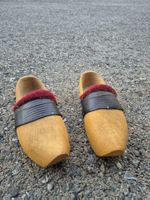 Paire de sabots artisanaux suisses en bois