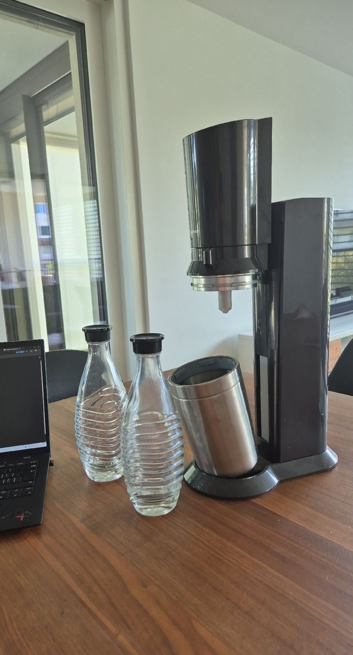 Sodastream Elettrodomestici da cucina: SodaStream Wassersprudler mit 2 Flaschen schwarz – Usato da Thalwil venduto da Miloken