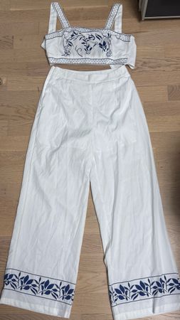 Ensemble crop top et pantalon blanc à motif bleu