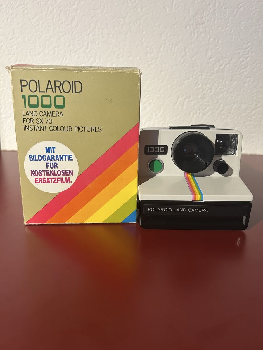 Old polaroid instant camera taking Banque de photographies et d'images