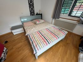 Bett mit Nachttisch