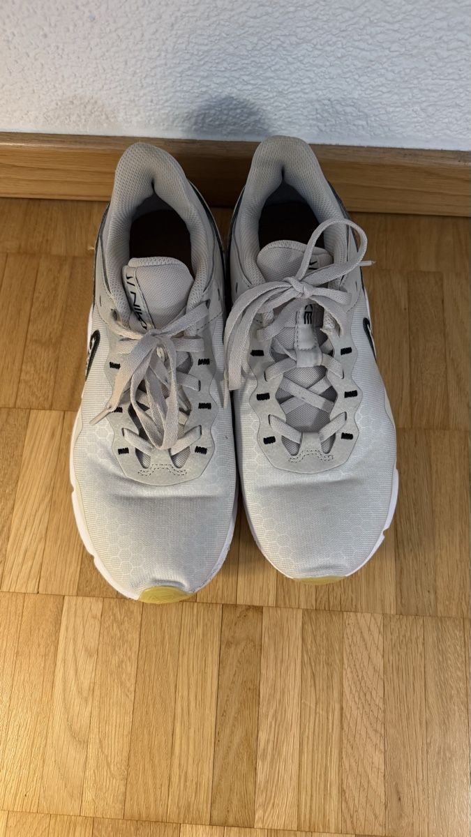 Nike Damenschuhe: Nike Sportschuhe – Gebraucht aus Kloten von S_m00 1